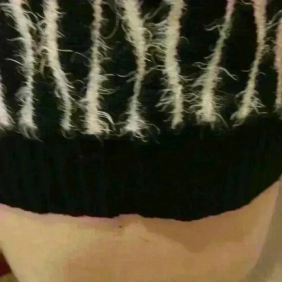 Sisters Black and White Eyelash Sweater Size XL - Picture 9 of 10